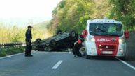 Jeziva nesreća na putu ka Donjem Milanovcu: Automobil sleteo sa puta, udario u stenu, pa se prevrnuo