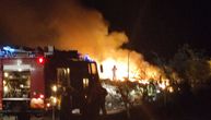 Stravičan požar kod Bačke Palanke: Gori deponija, vatrogasci se bore sa stihijom, u pomoć pritrčali građani