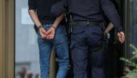 Šutirali dvojicu muškaraca, pa jednog pretukli palicom: Uhapšena tri muškarca u Nišu