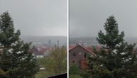 Nebo se "otvorilo" iznad Beograda, snažno grmi, lije kiša: Snimak nevremena u Leštanu