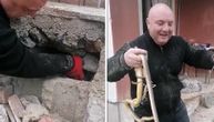 Vladicu su pozvali da proveri ima li zmija u zidu: Razbio je čekićem beton i izvukao pet gmizavaca
