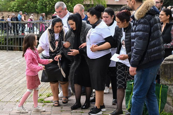 Francuska ubistvo devojčica Rambervilliers protesti Rose Rosa