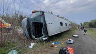 Prve fotografije udesa srpskog autobusa punog turista u Mađarskoj: Kroz ovo staklo su izvukli zaglavljene