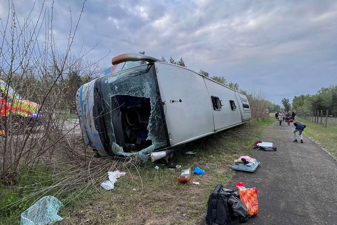 Mađarska prevrnuti autobus sa srpskim turistima