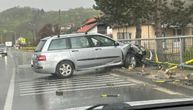 Nemile slike u Užicu, kiša donela udese: Vozač probio ogradu, prednji deo skroz zgužvan