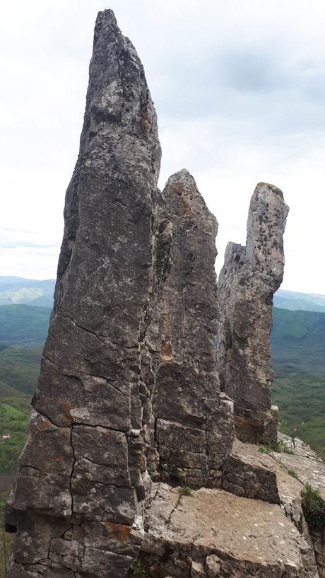 Ostatovica, Tri kamena