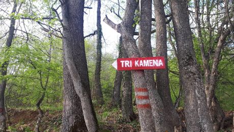 Ostatovica, Tri kamena