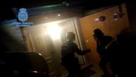 Snimak hapšenja kriminalaca povezanih sa kavačkim klanom: Policija razvaljuje vrata, unutra nalazi bogatstvo