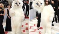 Džared Leto se obukao u gigantski kostim mačke Karla Lagerfelda na Met Gala 2023