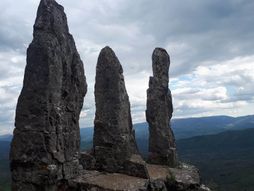 Ostatovica, Tri kamena