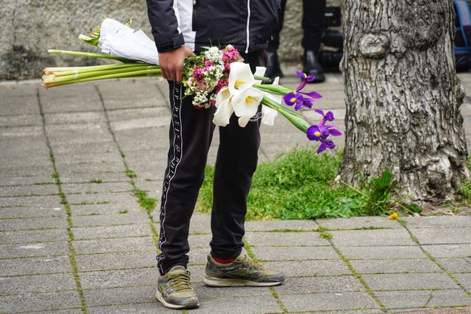 Paljenje sveća cveće pucnjava u školi OŠ Vladislav Ribnikar