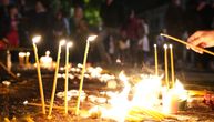 Srceparajući prizor u crkvi nakon tragedije na Vračaru: Žena se rasplakala u sekundi, pa upalila 9 sveća