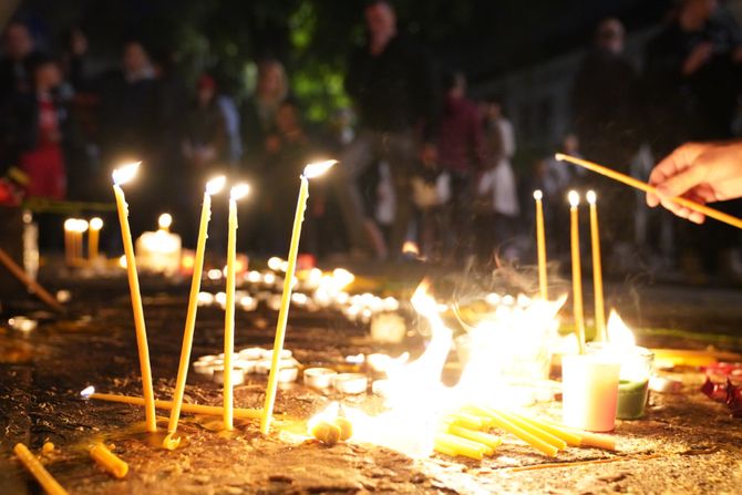 Paljenje sveća cveće pucnjava u školi OŠ Vladislav Ribnikar