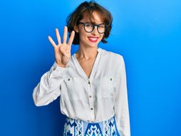 četiri prsta devojka