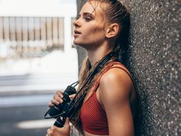 trening, fit, fitnes, preskakanje konopca, znoj, kraj treninga, sport