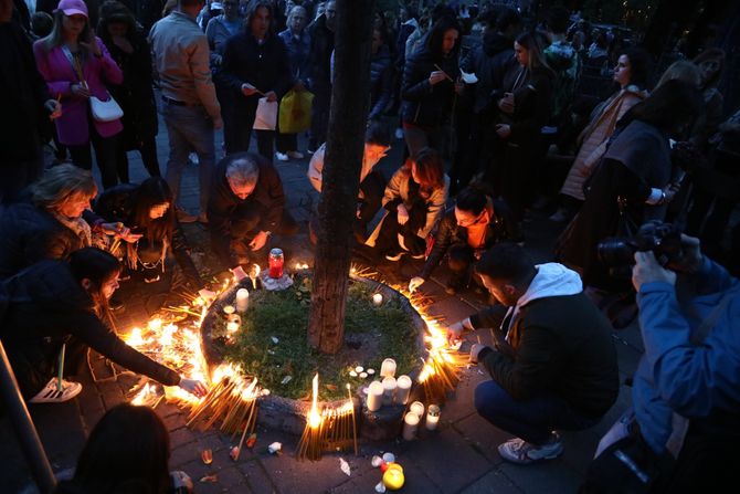 Paljenje sveća cveće pucnjava u školi OŠ Vladislav Ribnikar ugao Kralja Milutina, Njegoševa