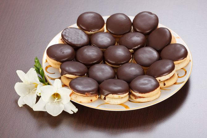 išleri sa čokoladom i lešnicima išleri sa čokoladom i lešnicima