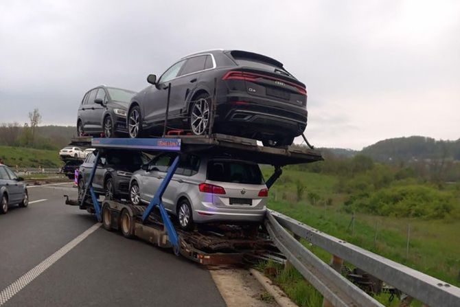 Čačak - Teška saobraćajna nezgoda dogodila na autoputu Miloš Veliki u mestu Brdjani, kada se na šleperu otkačila prikolica i udarila u zaštitnu ogradu