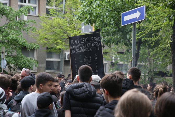 Pucnjava u školi, Đaci beogradskih škola odaju počast nastradalim vršnjacima