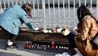 Sarajlije pale sveće i polažu cveće u počast žrtava dva masakra u Srbiji