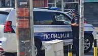 "Čekamo te": Preteće poruke i pogrdne reči urezane na vratima stana dečaka koji je počinio masakr na Vračaru