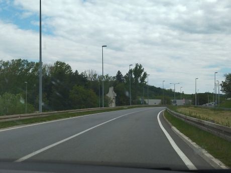 Mali Požarevac, Spomenik kod kog je pronađen ukradeni automobil iz Šepšina