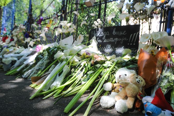 Paljenje sveća cveće pucnjava u školi OŠ Vladislav Ribnikar Paljenje sveća cveće pucnjava u školi OŠ Vladislav Ribnikar