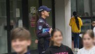 Policajac ispred svake škole i u Čačku, majke otvorile dušu: "Osećamo jezu, ali smo sigurnije kad ih vidimo"