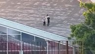 Opasna igra na Dorćolu: Klinci pozirali na krovu sportskog centra "25. maj", jedan trčao uz ivicu