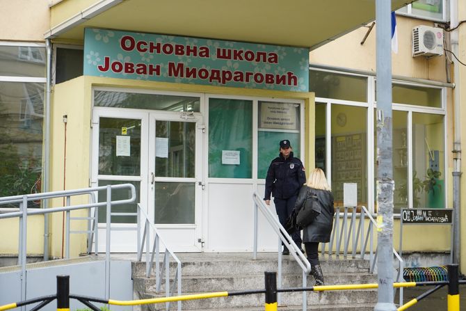 Policija obezbedjuje skole