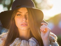 Rupica na bradi, plave oči, šešir, lepota, ajlajner, horoskop