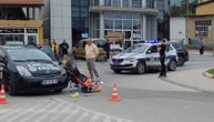 Težak udes u centru Vranja: Motociklista podleteo pod taksi, hitno prevezen u bolnicu