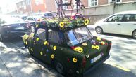 Samo da mu ne naiđe "Oko sokolovo" ukrašen automobil krasi ulicu Vračara, kako vam se sviđa dekoracija?