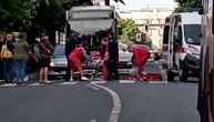 Dramatičan prizor iz centra Beograda: Ženu oborio automobil, nepomično leži, Hitna pomoć joj se bori za život