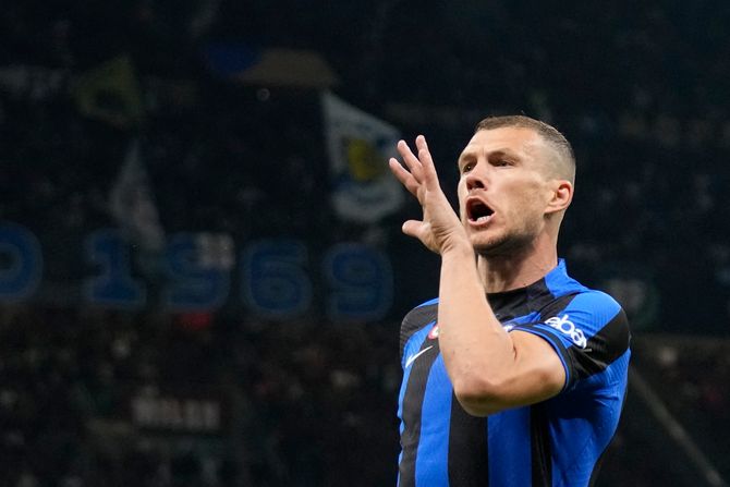 Edin Džeko slavi pogodak na utakmici polufinala Lige šampiona Milan - Inter, 10.5.2023.