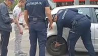 Prelepa scena iz Beograda: Deki pukla guma u centru grada, policajci mu zamenili