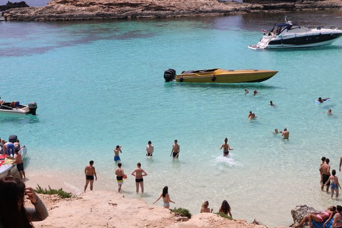 Plaža Plava laguna, ostrvo Komino, Malta Plaža Plava laguna, ostrvo Komino, Malta