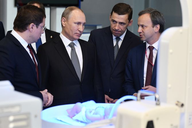 Vladimir Putin, Levo: Rostec Director for Special Commissions Vasily Brovko. Desno: Russian Deputy Prime Minister Arkady Dvorkovich and Sverdlovsk Region Acting Governor Yevgeny Kuivashev.