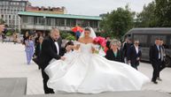 Đanijeva snajka očarala sve prisutne: Lepa Minja nosi bajkovitu venčanicu, a u rukama pink lale