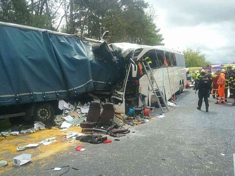 Saobraćajna nesreća Češka kamion autobus