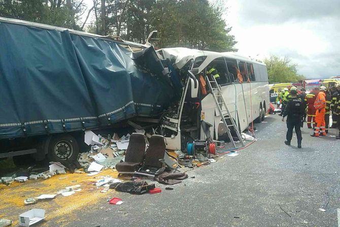 Saobraćajna nesreća Češka kamion autobus