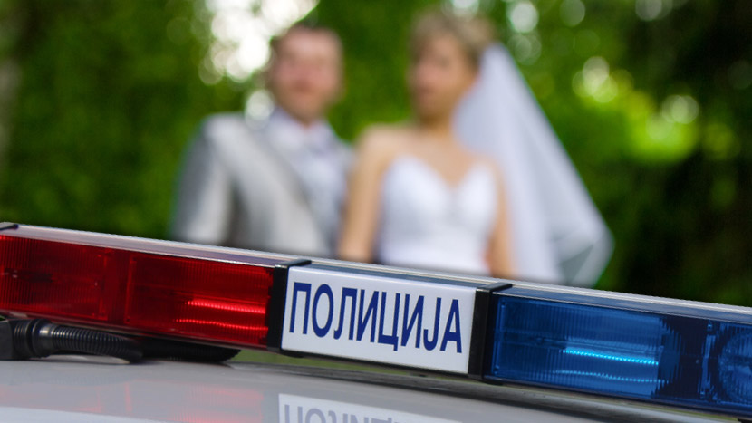 HAOS NA SVADBI U ISTOČNOJ ILIDŽI: Pucali u dvorištu crkve, umesto muzike stigla policija