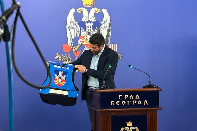 Aleksandar Šapić pokazuje prsluk grada Beograda