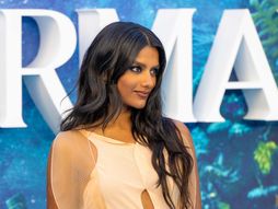 Simone Ashley  Simon Ešli