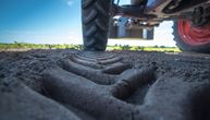 Gumi defekt ovog traktora u Srbiji zabezeknuo sve