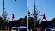 Nindža skače na krov busa: Neverovatna scena snimljena u Beogradu