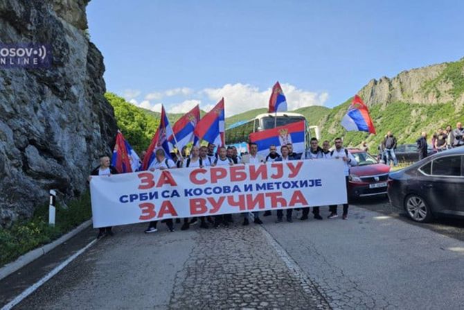 Srbi iz Leposavića i Severne Mitrovice peške krenuli za Beograd na Miting jedinstva