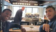 Matić postao "kafe kuvarica" u Romi? Urnebesna slika srpskog fudbalera, Dibala i Vajnaldum čekaju porudžbinu