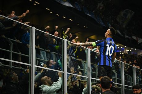 Lautaro Martinez slavi sa navijačima, Inter - Milan, 17.5.2023.