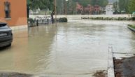 Majka drži bebu da je ne odnese bujica: Ogromne poplave u Italiji, ovaj snimak je obišao svet